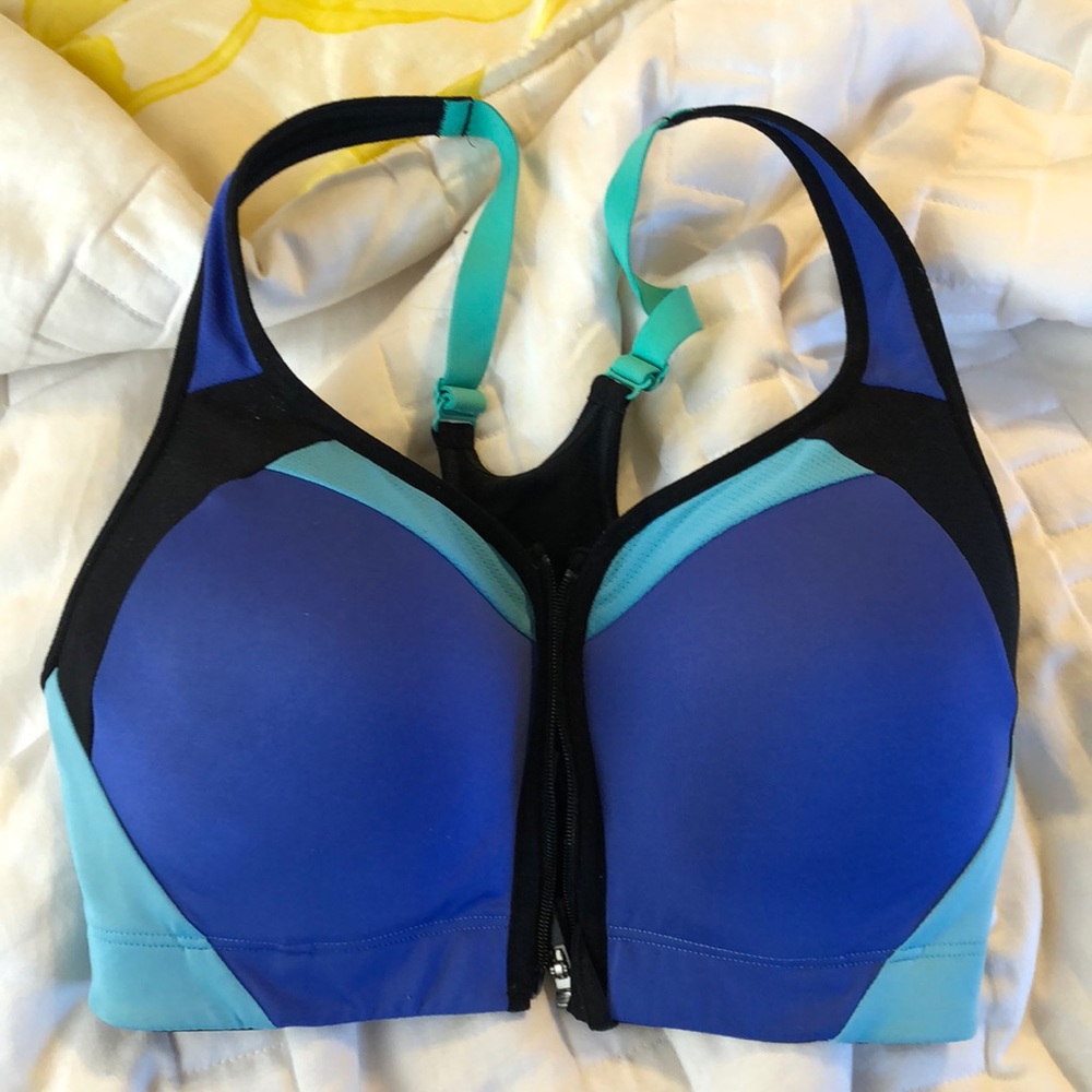 32 D sports bra zips